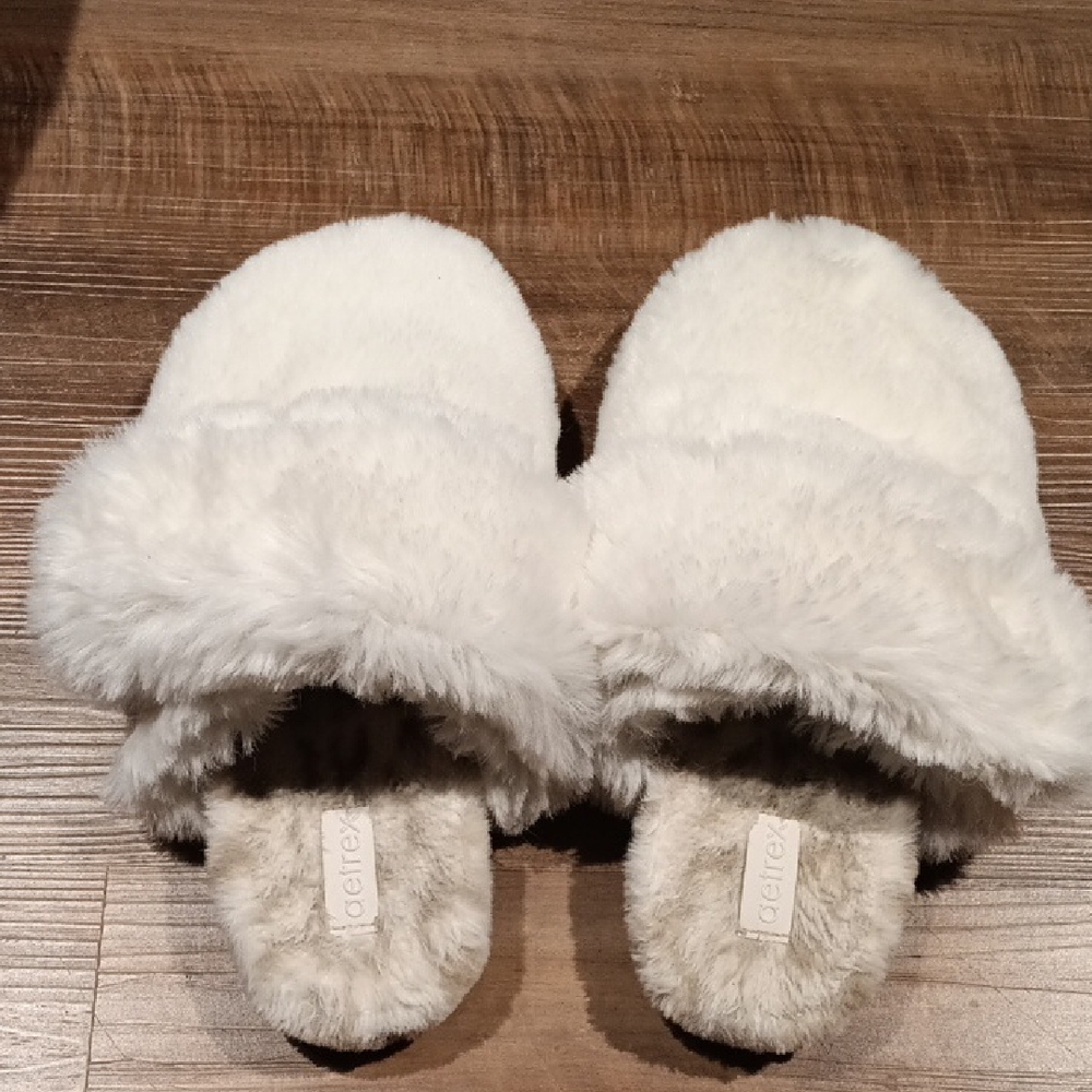 Aetrex Cozy White Slippers